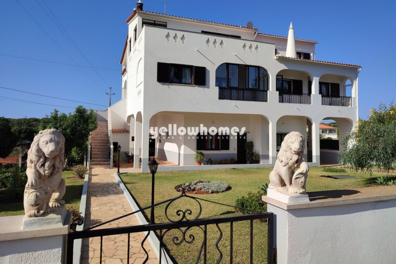 Spacious 7-bed villa on large plot with garage in a central location near Vilamoura 